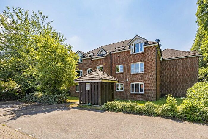 2 Bedroom Flat To Rent In Bankside Close, Isleworth, TW7