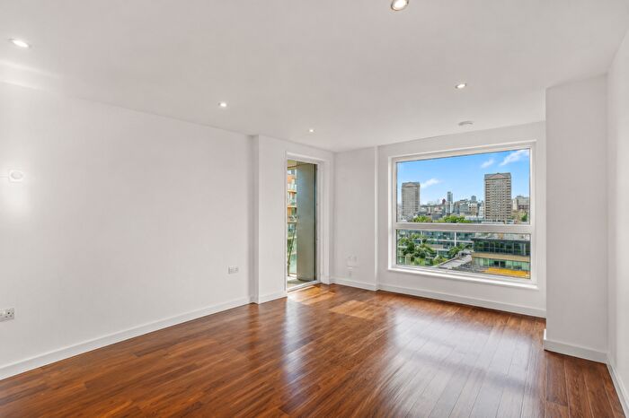 3 Bedroom Apartment To Rent In Duckman Tower, Lincoln Plaza, London, E14