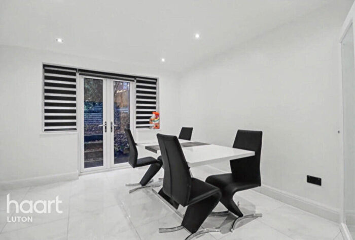 5 Bedroom Semi Detached House For Sale In Knoll Rise, Luton, LU2