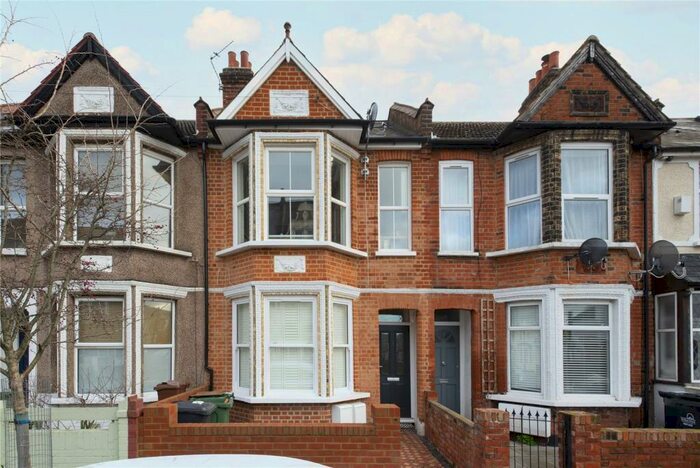 2 Bedroom Flat To Rent In Erskine Road, Walthamstow, London, E17