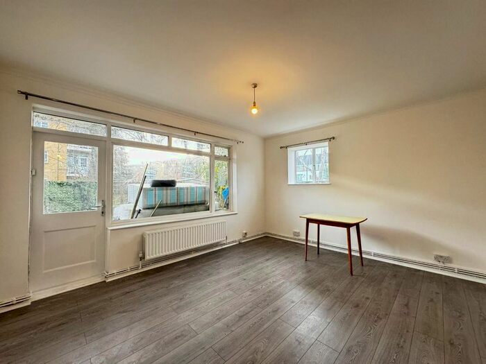 2 Bedroom Flat To Rent In Bromley Road, London, SE6