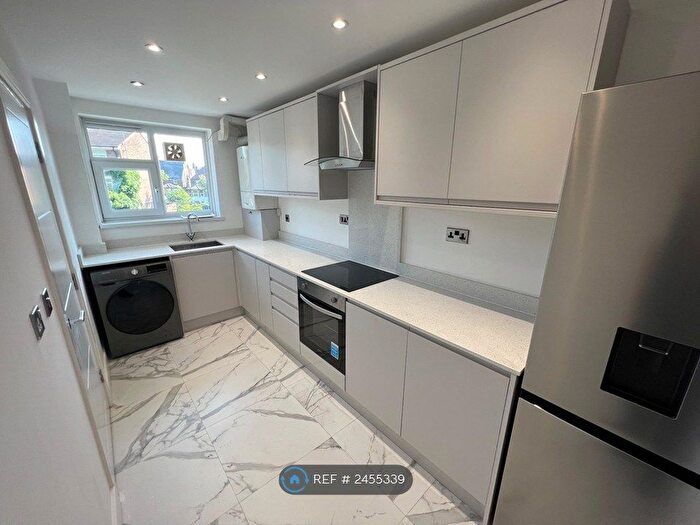 3 Bedroom Flat To Rent In Coppin House, Tulse Hill, SW2