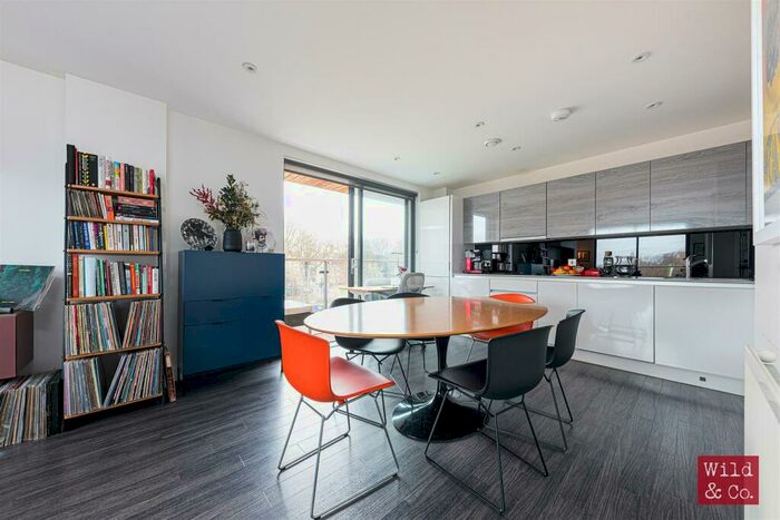 2 Bedroom Flat To Rent In Essex Wharf, Hackney, E5