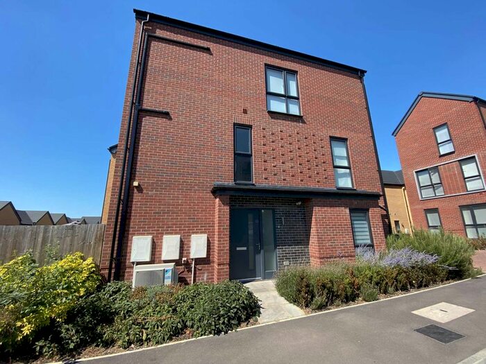 3 Bedroom Town House To Rent In Holmesley Road, Borehamwood, WD6