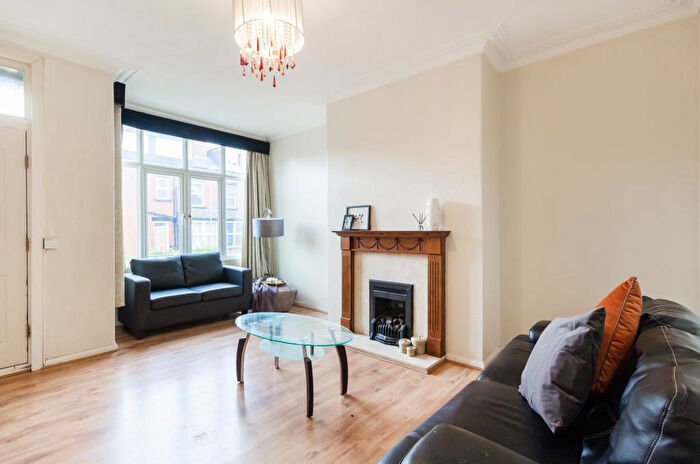 2 Bedroom House To Rent In Beechwood View, Leeds, LS4