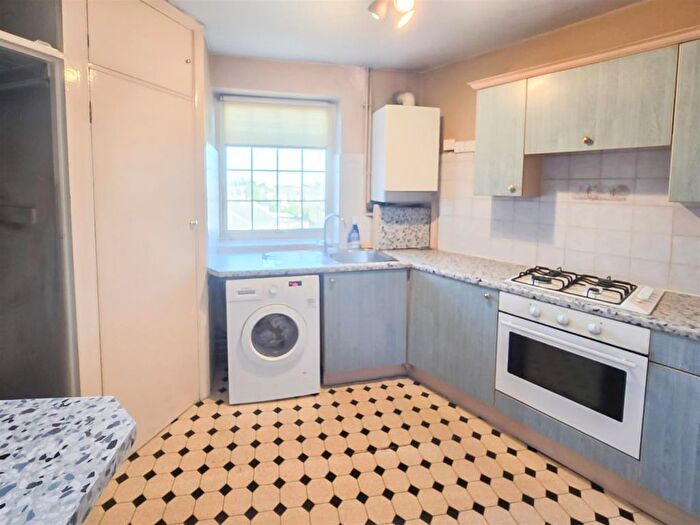 2 Bedroom Flat To Rent In Noble Corner, Great West Road, Hounslow, TW5