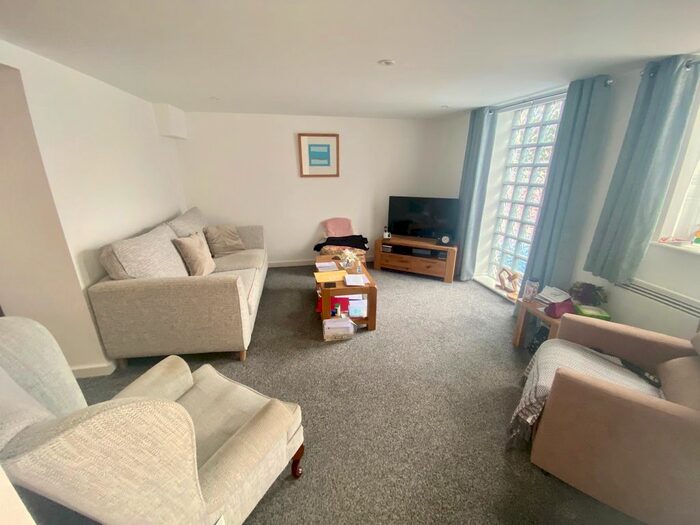 1 Bedroom Flat To Rent In Bargates, Christchurch BH23