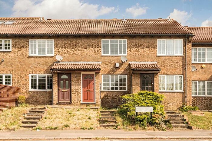 2 Bedroom Property For Sale In Sawyers Lawn, Ealing, W13