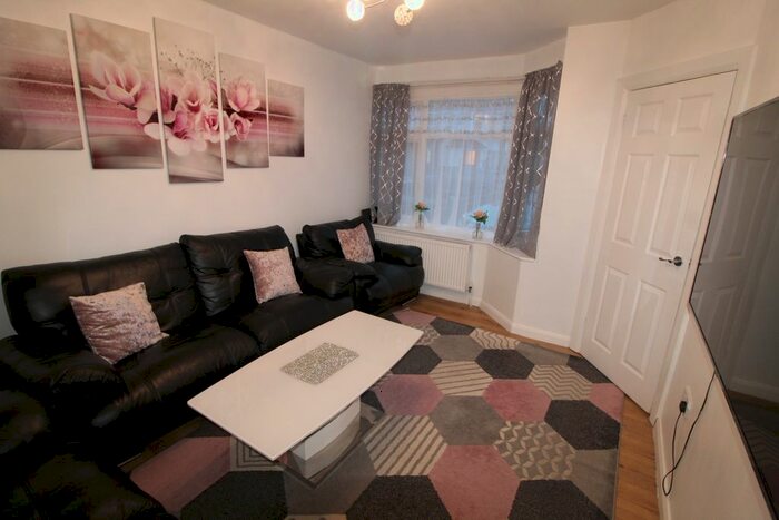2 Bedroom End Of Terrace House To Rent In Fredora Avenue, Hayes, UB4