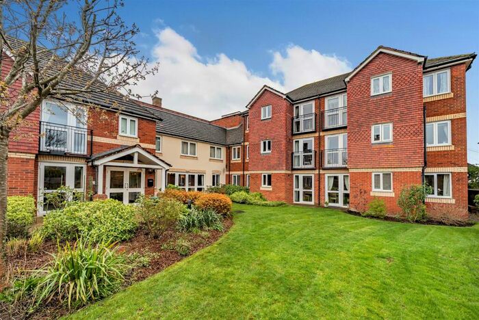 1 Bedroom Retirement Property For Sale In Hamlet Lodge, Gloucester, GL1