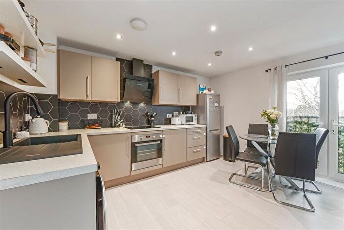 1 Bedroom Flat For Sale In Kiln Mews, Hambrook, Chichester, PO18