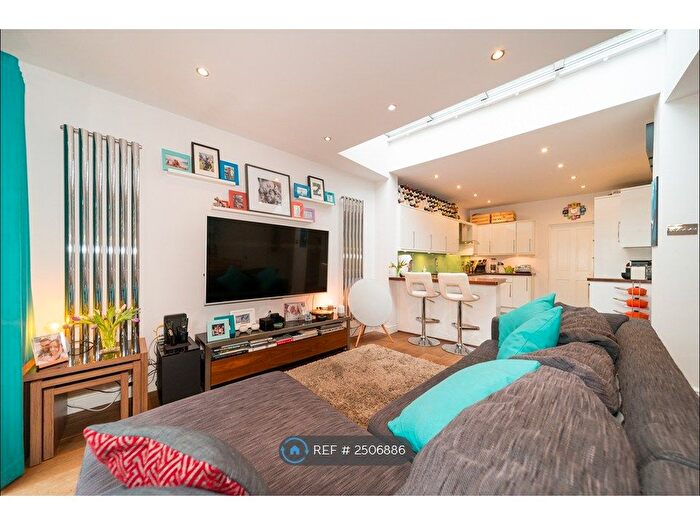2 Bedroom Flat To Rent In Laitwood Road, London, SW12