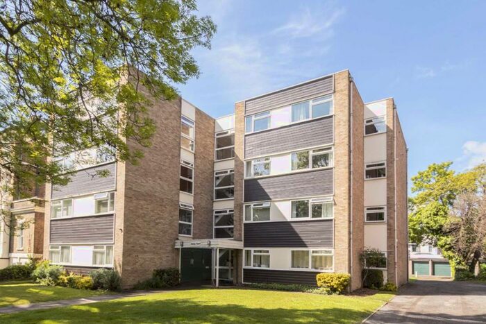 2 Bedroom Flat To Rent In The Avenue, Surbiton, KT5