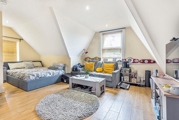 Flat To Rent In Manor Road, Beckenham, BR3