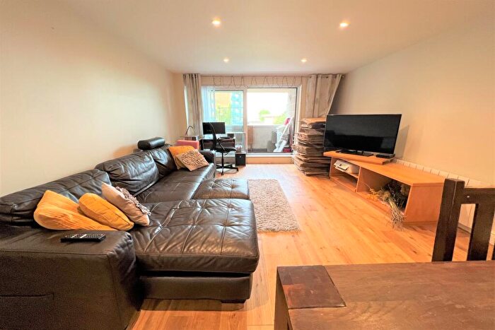 2 Bedroom Apartment To Rent In Inverness Mews, E16