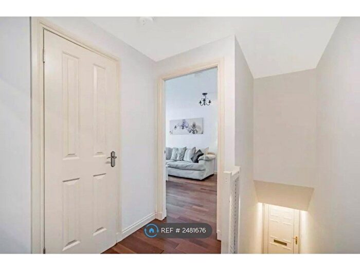 2 Bedroom Flat To Rent In Crawford Lane, Glasgow, G11