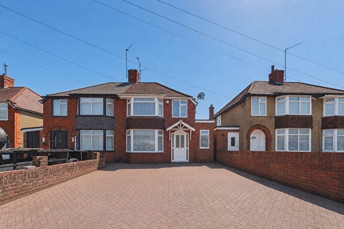 3 Bedroom Semi Detached House For Sale In Basingstoke Road, Reading, Berkshire, RG2
