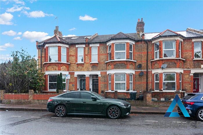 3 Bedroom Flat For Sale In Pulteney Road, London, E18