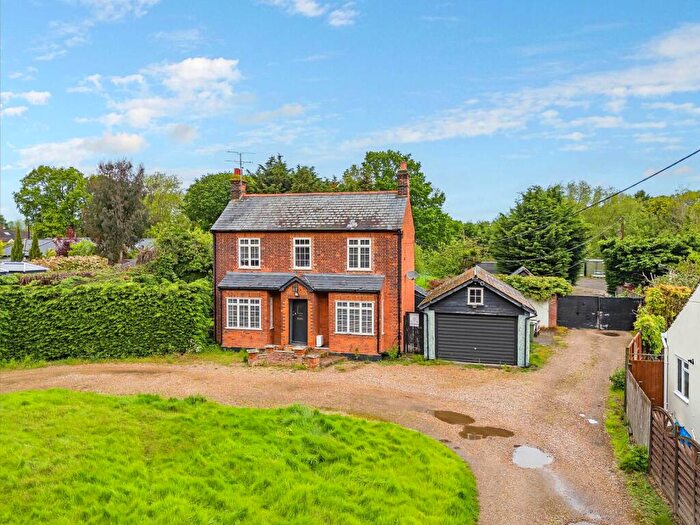 4 Bedroom Detached House For Sale In Hatch Road, Pilgrims Hatch, CM15