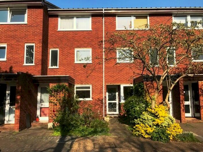 2 Bedroom Flat To Rent In Regent Square, London, E3