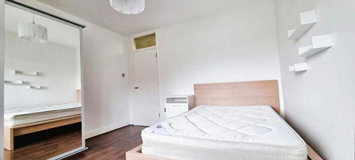 3 Bedroom Flat To Rent In Mulberry Close, Hendon, London, NW4