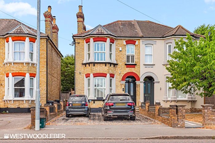 4 Bedroom Semi-Detached House For Sale In Ware Road, Hoddesdon, EN11