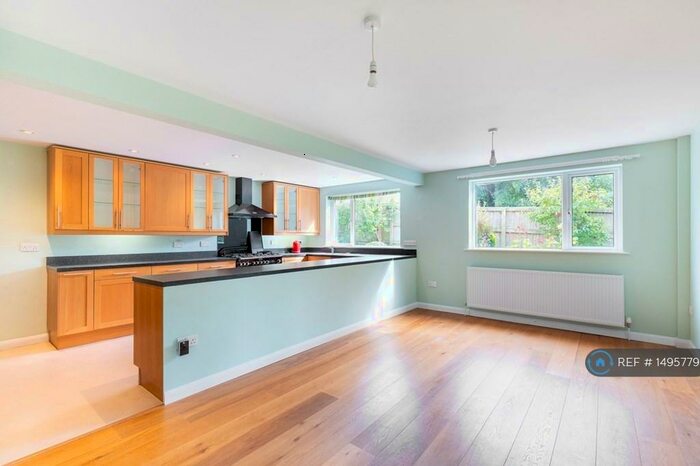 4 Bedroom Detached House To Rent In Spring Road, Frome, BA11