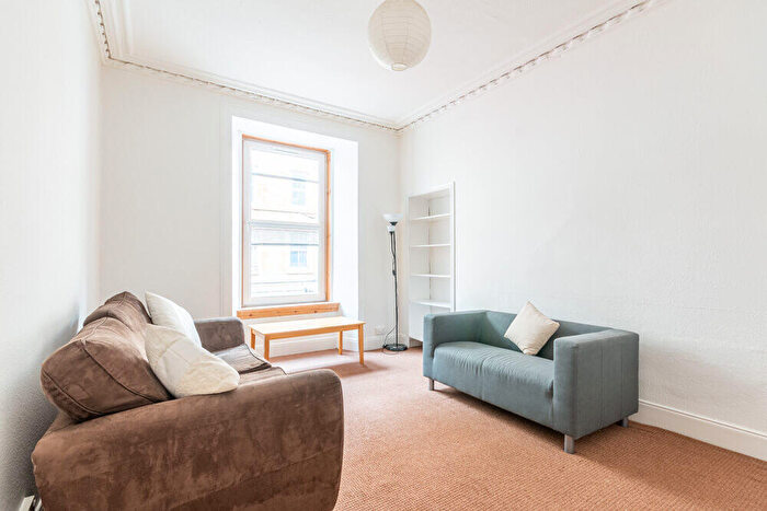 3 Bedroom Flat To Rent In L – Drumdryan Street, Edinburgh, EH3