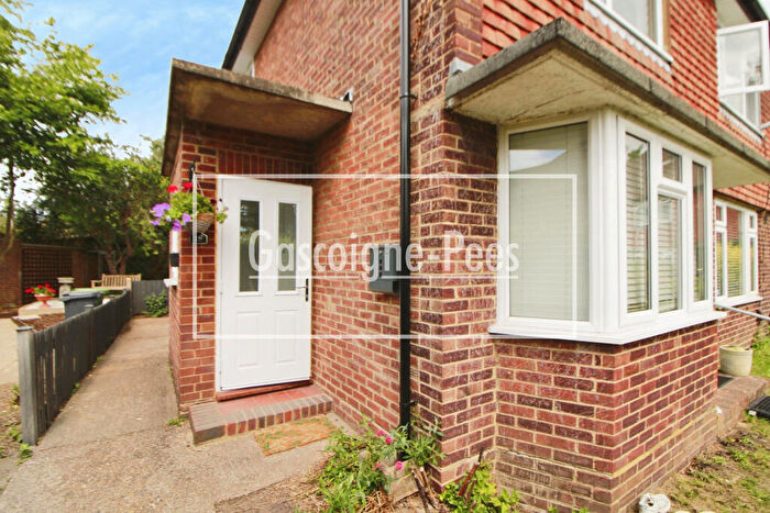 2 Bedroom Maisonette To Rent In Minchin Close, Leatherhead, KT22