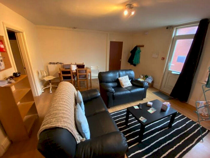 3 Bedroom Flat To Rent In Royal Park Terrace, Leeds, LS6