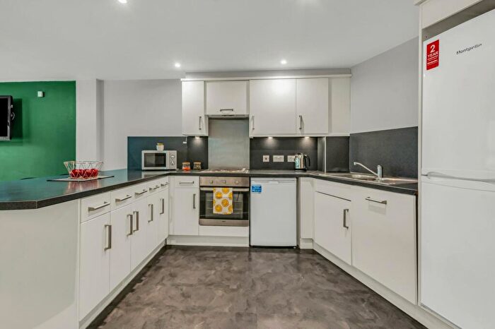 1 Bedroom Private Hall To Rent In Burley Road, Leeds, LS3