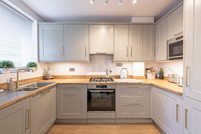 2 Bedroom Flat To Rent In Kew Gardens Road, Kew, TW9