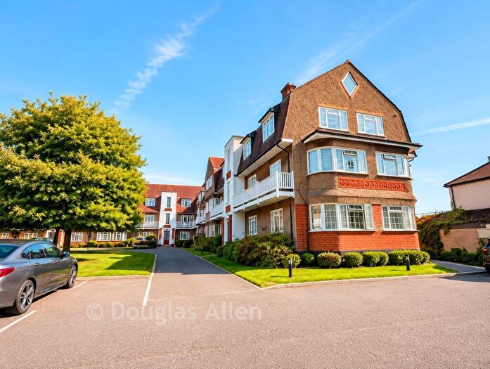2 Bedroom Flat For Sale In Upminster Road, Hornchurch, Essex, RM11