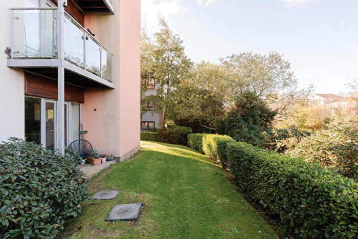 2 Bedroom Flat For Sale In Kittiwake Drive, Portishead, Bristol, BS20