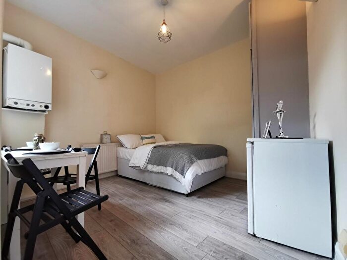 Studio To Rent In Studio Flat High Road, Willesden, NW10