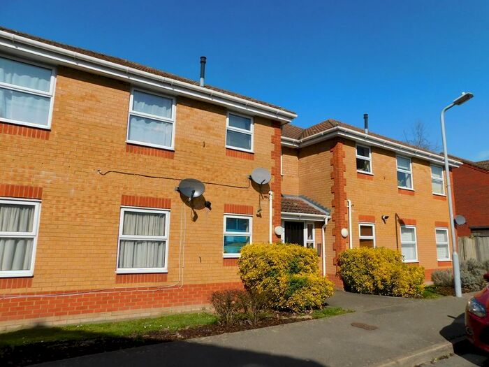 2 Bedroom Flat To Rent In Blunden Drive, Langley, SL3