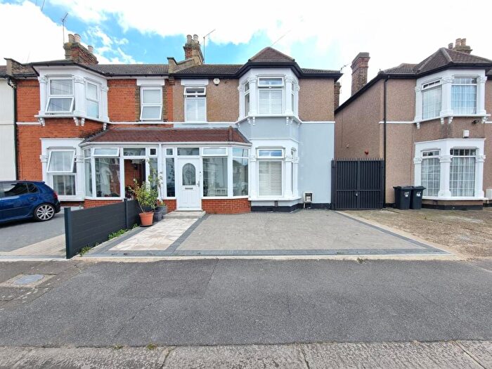 4 Bedroom End Of Terrace House For Sale In Blythswood Road, Ilford, IG3