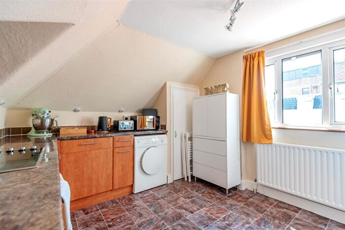 1 Bedroom Flat To Rent In Portsmouth Road, Esher, KT10