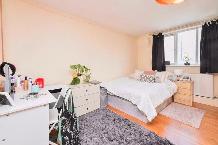 3 Bedroom Flat To Rent In Balham High Road, London, SW12
