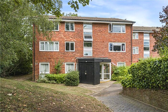 2 Bedroom Flat For Sale In Dyke Drive, Orpington, Kent, BR5