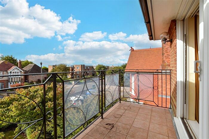 2 Bedroom Flat For Sale In West Avenue, Worthing, West Sussex, BN11