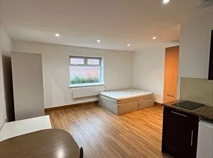 Studio To Rent In Sunny Place, London, NW4