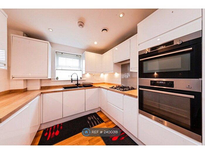 3 Bedroom Flat To Rent In Renwick Drive, Bromley, BR2