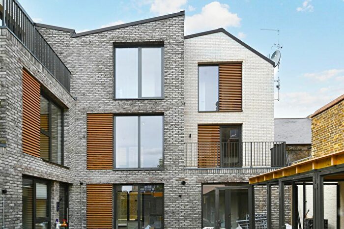 2 Bedroom Flat To Rent In Green Lanes, London, N8