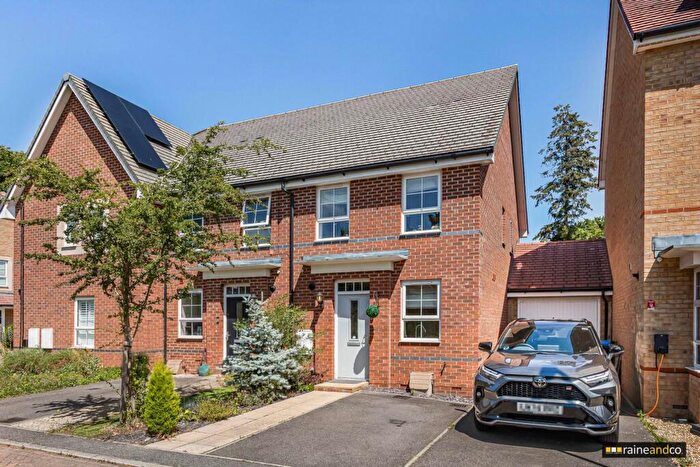 2 Bedroom End Of Terrace House For Sale In Peregrine Way, Hatfield, AL10