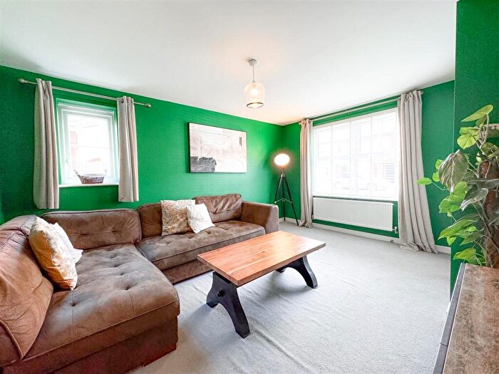 3 Bedroom End Of Terrace House For Sale In Meadow Drive, Long Itchington, Southam, CV47