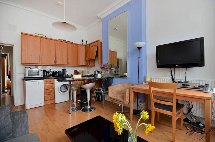 2 Bedroom Flat To Rent In Barons Court Road, Barons Court, London, W14