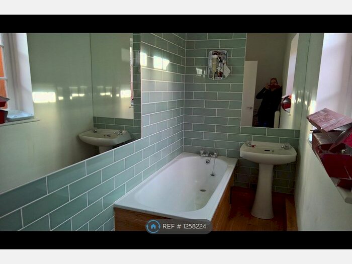 2 Bedroom Flat To Rent In Trinity Square, Margate, CT9