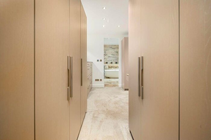 3 Bedroom Flat To Rent In Havelock Street, Kings Cross, London, N1