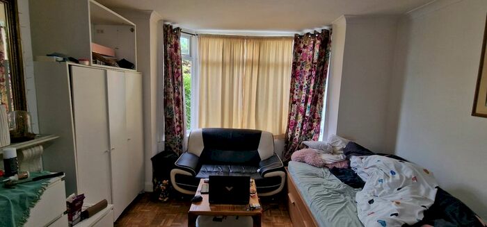 Studio To Rent In Edgware Road, London, NW2